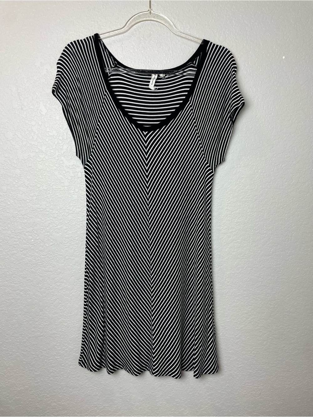 Cable & Gauge Black and White Striped Scoop Neck Tunic Size L - Fitted